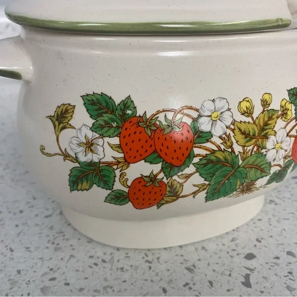 Vintage Ceramic Oven-Proof Covered Dish with Serving Spoon- Made in Japan - Picture 9 of 10